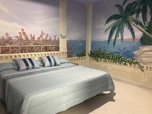 Deluxe suite | Een bureau, een laptopwerkplek, verduisterende gordijnen