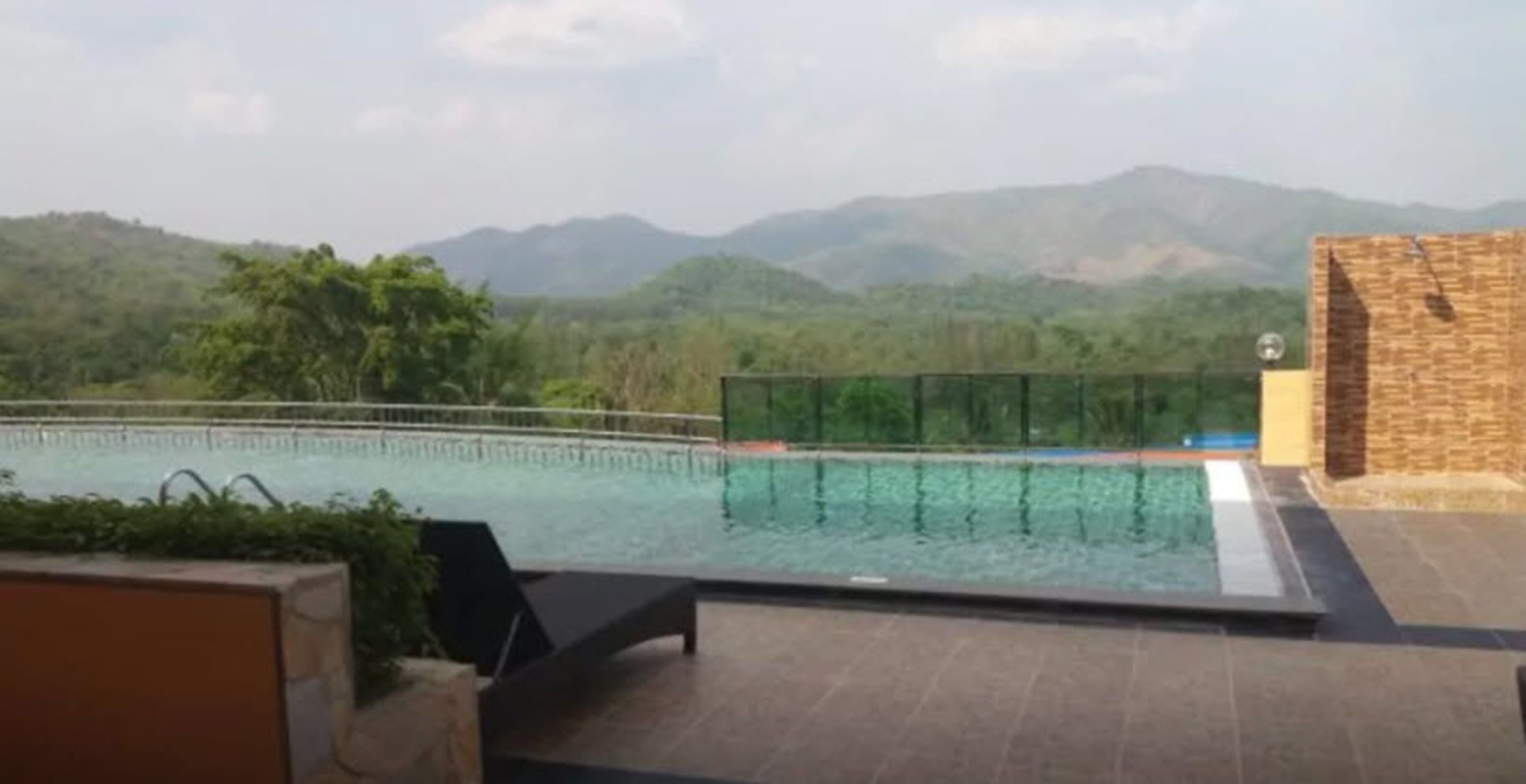 สระว่ายน้ำกลางแจ้ง