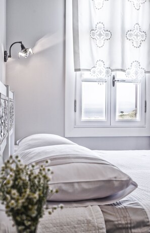 Deluxe dubbelrum eller tvåbäddsrum - icke-rökare - havsutsikt | Sängtillbehör av högsta kvalitet, memory foam-madrasser och gratis wi-fi