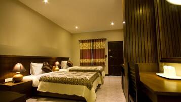 Habitación estándar con 2 camas individuales | Decoración individual, escritorio, cortinas opacas y camas supletorias