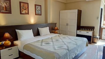 Habitación doble estándar | Decoración personalizada, escritorio, cortinas blackout y camas extra