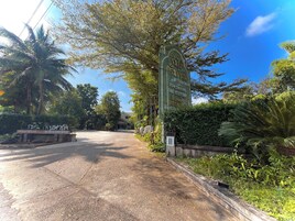 Señal para Rommei Greenpark con números de contacto.