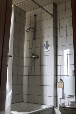 Twin Room, 2 Twin Beds | Bathroom | Shower, free toiletries, hair dryer, towels - Hotel Am Roonplatz (Bonn)