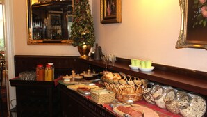 A buffet with various food items and beverages. - Hotel Am Roonplatz (Bonn)