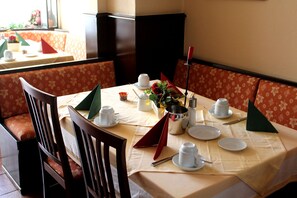 Petit déjeuner buffet servi tous les jours en supplément