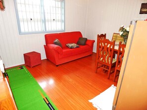 Rumah, 2 kamar tidur | Ruang keluarga | TV