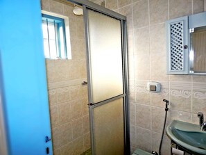 Hus - 2 sovrum | Badrum | Dusch och handdukar