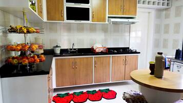 Grand House, 4 Bedrooms | Dapur peribadi | Peti sejuk/penyejuk beku saiz penuh, ketuhar gelombang mikro, dapur