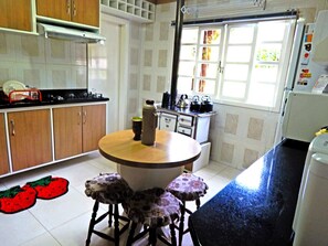 Grand House, 4 Bedrooms | Private kitchen | Full-size fridge, microwave, stovetop, cookware/dishes/utensils - Residencial Encantos da Natureza (Canela)