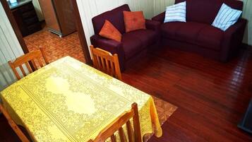 Standard House, 3 Bedrooms | In-room dining