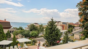 A residential area with a view of the sea, houses, and a road. - Panorama Fort Beach Complex (Sveti Vlas)