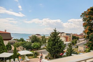 Zona residencial con vista al mar, casas y una carretera.
