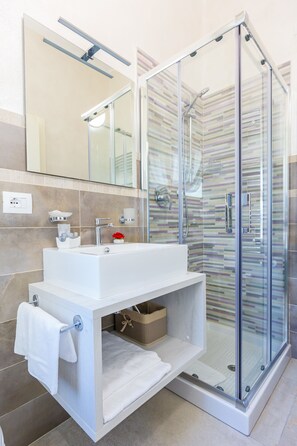 Deluxe Double or Twin Room, Courtyard View | Bathroom | Shower, free toiletries, hair dryer, bidet