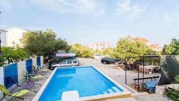 حمّام سباحة خارجي