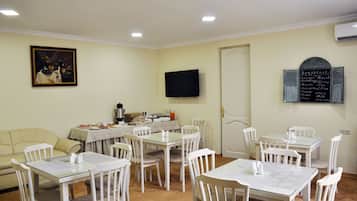 Se ofrece un desayuno bufé (15 GEL por persona)