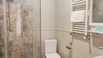 Ducha, artículos de higiene personal gratuitos y secador de pelo