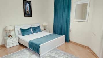 Habitación Deluxe doble, vistas a la ciudad, en esquina | Ropa de cama de alta calidad, minibar, caja fuerte y escritorio