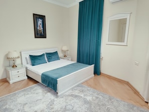 Chambre Double Deluxe, vue ville, en angle | Literie de qualité supérieure, minibar, coffres-forts dans les chambres