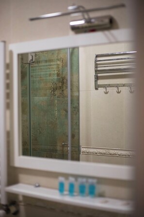 Shower, free toiletries, hair dryer, slippers - Crown Hotel (Kutaisi)