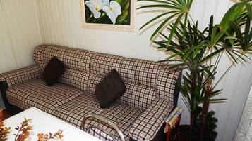 Traditional House, 2 Bedrooms | Ruang tamu | TV