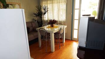 Traditional House, 2 Bedrooms | Makan dalam bilik