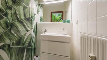 Studio | Bathroom | Shower, free toiletries, hair dryer, towels