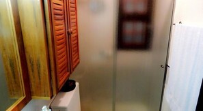 Apartamento clássico, 1 quarto | Banheiro | Chuveiro, secador de cabelo, toalhas de banho 
