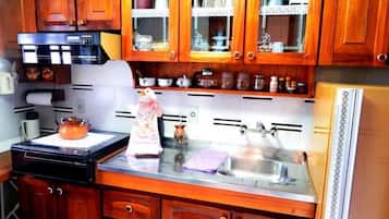 Classic Apartment, 1 Bedroom | Private kitchen | Fridge, microwave, oven, stovetop