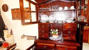 Classic Apartment, 1 Bedroom | In-room dining