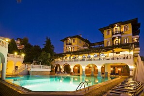 Outdoor pool, open 10:00 AM to 6:30 PM, pool loungers