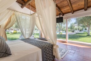 Junior suite, uitzicht op zwembad (Baldacchino) | Uitzicht vanuit de kamer