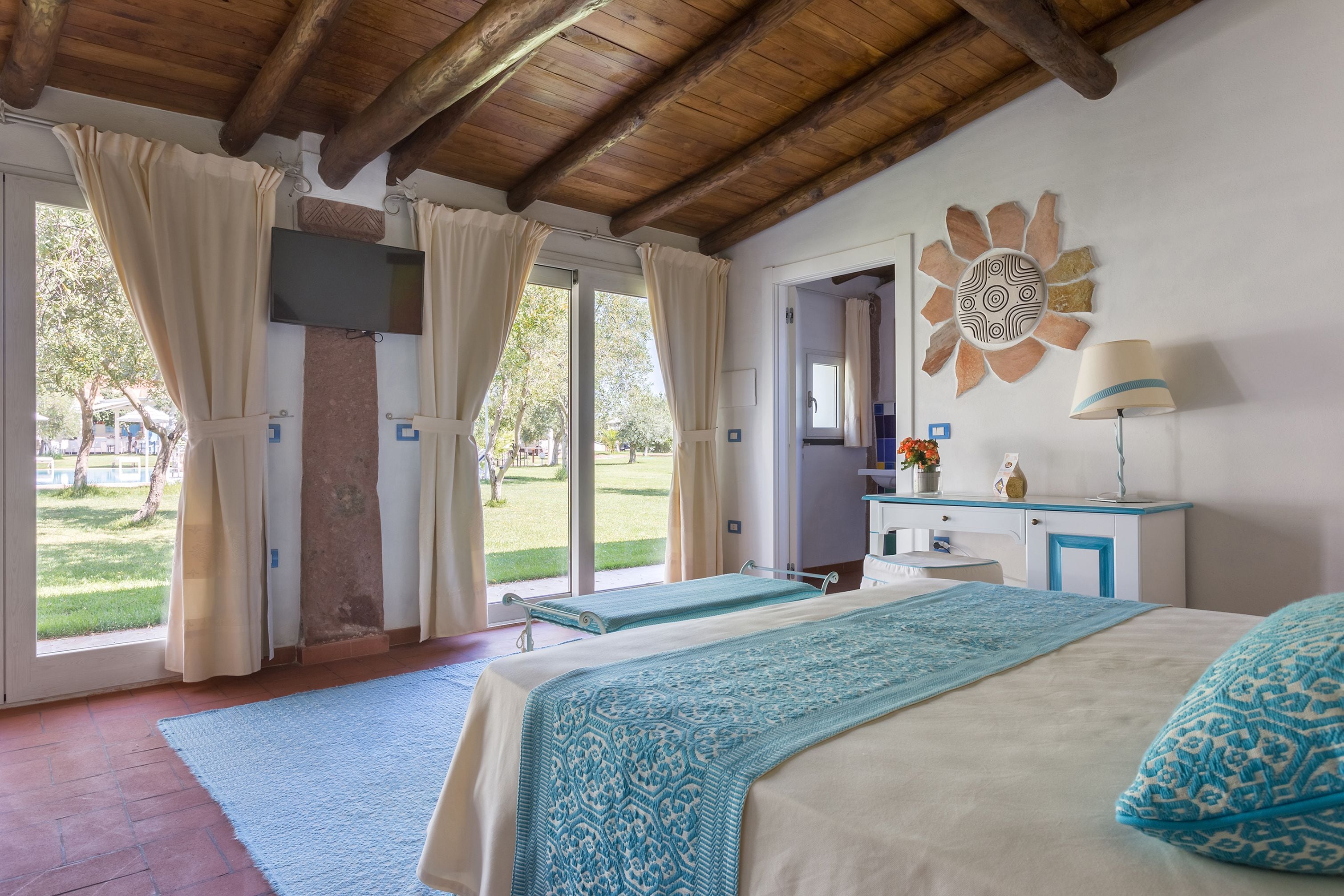 Kamar Double, pemandangan kolam renang (Granito) | Selimut bulu angsa, brankas, meja kerja, dan tirai kedap cahaya