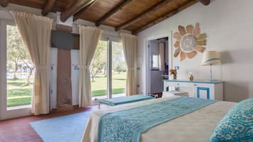 Tweepersoonskamer, uitzicht op zwembad (Granito) | Donzen dekbedden, een kluis op de kamer, een bureau