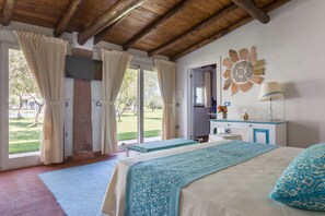 Tweepersoonskamer, uitzicht op zwembad (Granito) | Donsdekens, een kluis op de kamer, een bureau, verduisterende gordijnen