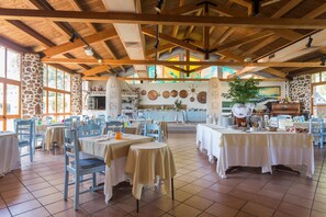 Serveert ontbijt, lunch, diner, lokale gerechten 