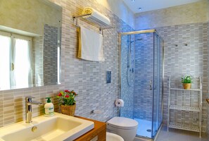 Shower, free toiletries, hair dryer, bidet - Naturaverde Country House (Senigallia)