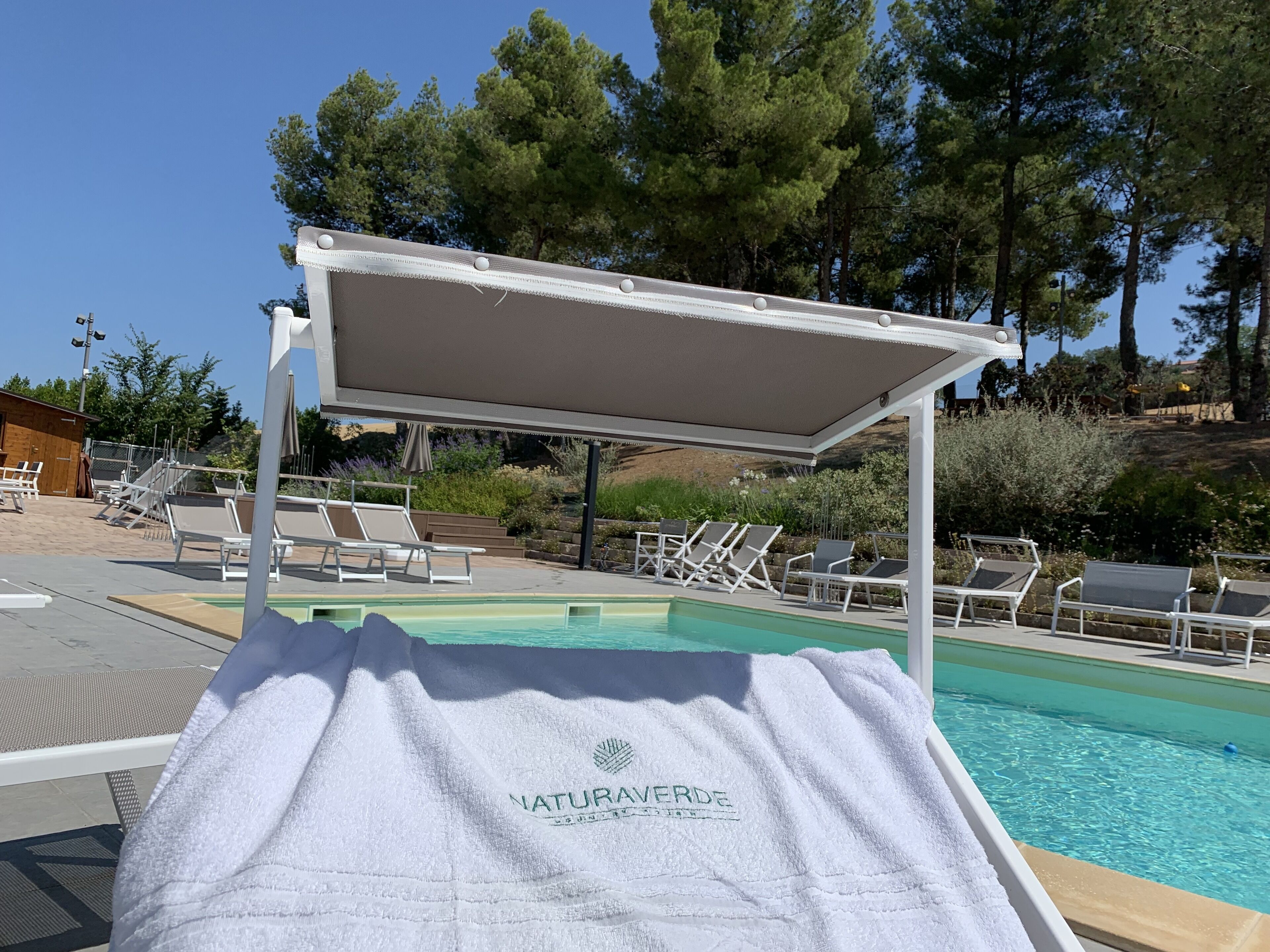 Hồ bơi ngoài trời, dù/ô trên bãi biển/hồ bơi, ghế dài tắm nắng 