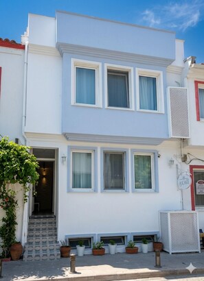 Vista frontal de la propiedad