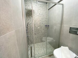 Deluxe Double Room | Bilik Mandi | Pancuran mandi, kelengkapan dandanan diri mesra alam, pengering rambut 