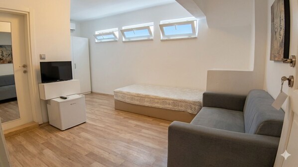 Economy Double or Twin Room (Basement) | Minibar, wifi gratis, ropa de cama