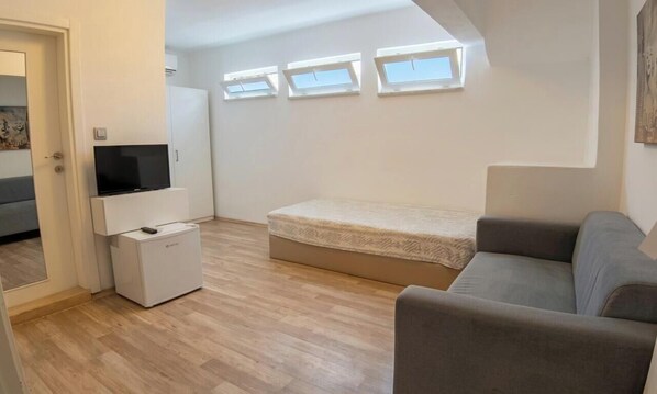 Economy kamer, 1 twee- of 2 eenpersoonsbedden (Basement) | Een minibar, gratis wifi, beddengoed