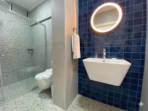 Regadera, amenidades de baño gratuitas, secadora de cabello, pantuflas 