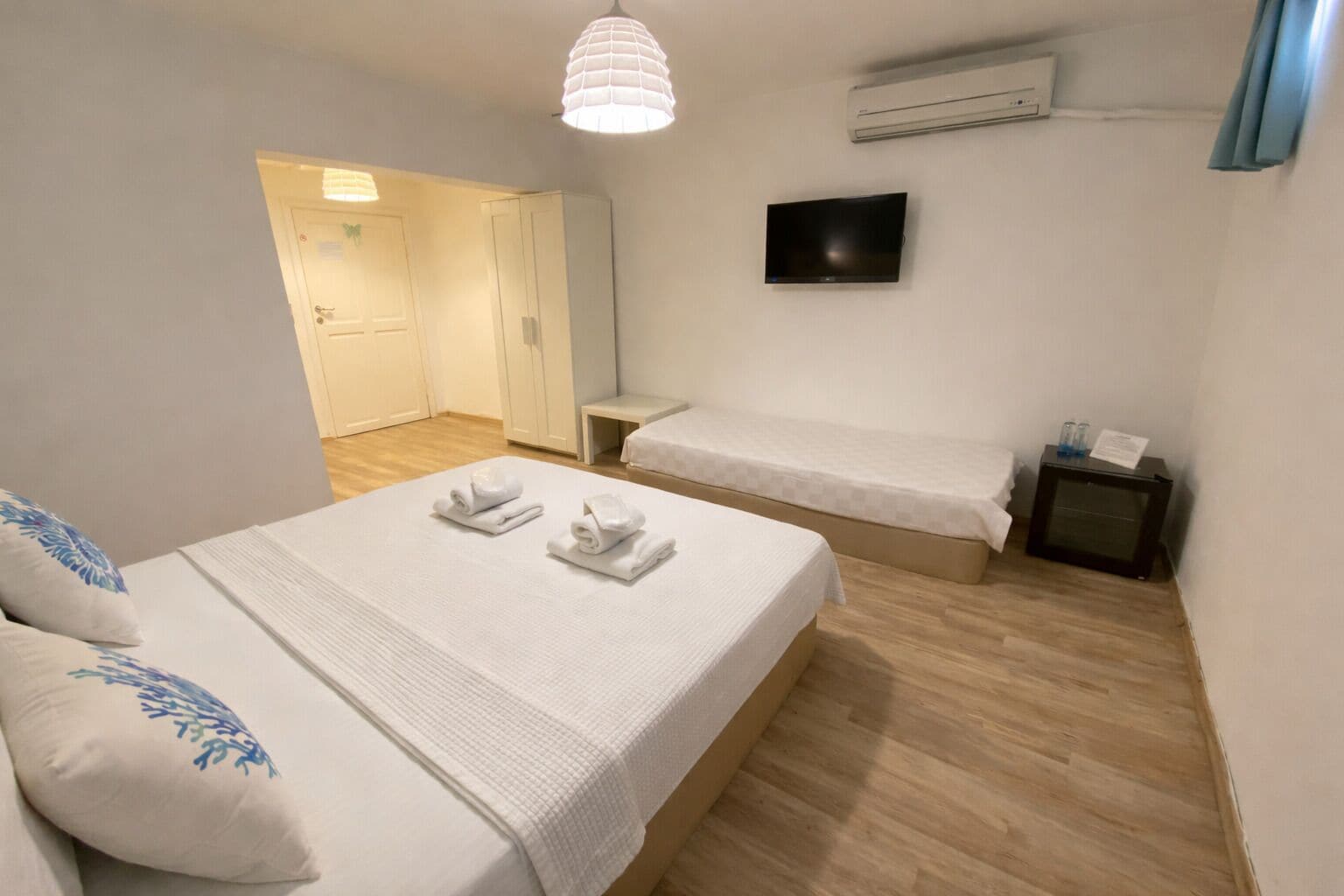 Economy Double Room (Basement) | Frigobar, Wi-Fi de cortesia, roupa de cama