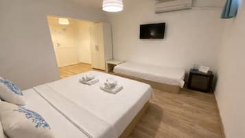 Economy Double Room (Basement) | Frigobar, Wi-Fi de cortesia, roupa de cama
