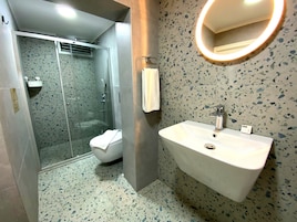 Economy Double or Twin Room (Basement) | Banheiro | Chuveiro, produtos de toalete biodegradáveis, secador de cabelo