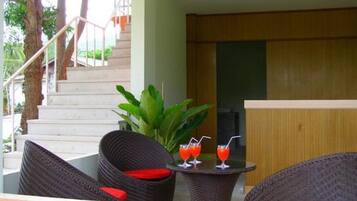 Breakfast, lunch, dinner served; Thai cuisine