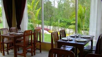 Breakfast, lunch, dinner served; Thai cuisine