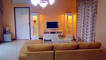 2 Bedroom House | Living area | Flat-screen TV