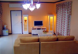 2 Bedroom House | 거실 공간 | 평면 TV