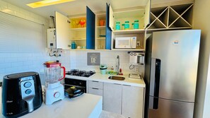 Apartemen Premium | Dapur pribadi | Lemari es, microwave, dan peralatan masak/sendok-piring